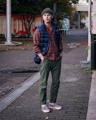 Comment porter une chemise à manches longues en flanelle écossaise bordeaux