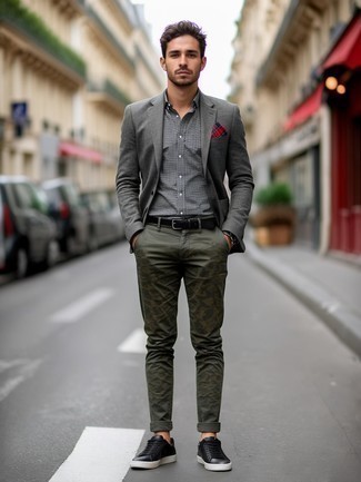 Comment porter une pochette de costume écossaise bordeaux
