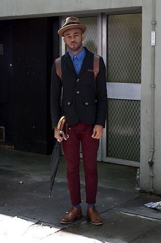 Comment porter une pochette de costume á pois bordeaux
