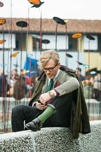 Comment porter une pochette de costume á pois bordeaux