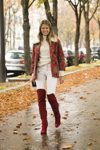 Comment porter des cuissardes en daim bordeaux pour un style chic decontractés