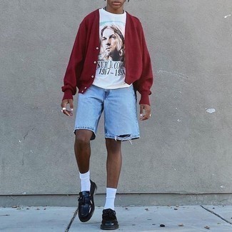 Comment porter un pull bordeaux en été