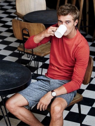 Comment porter un pull bordeaux en été