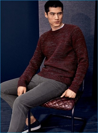 Comment porter un pull bordeaux pour un style decontractés