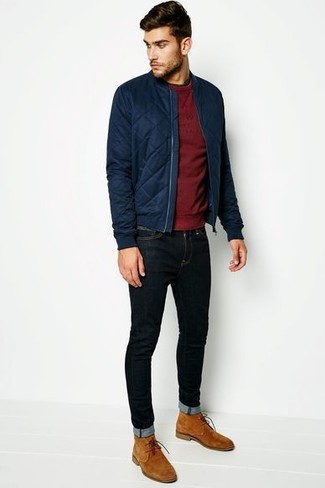 Comment porter un pull bordeaux pour un style decontractés