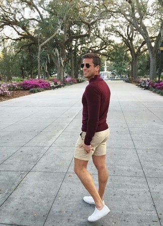 Comment porter un pull bordeaux en été