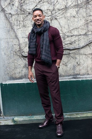 Comment porter un pull bordeaux