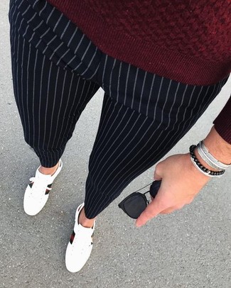 Comment porter un pull bordeaux