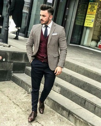 Comment porter un pull bordeaux