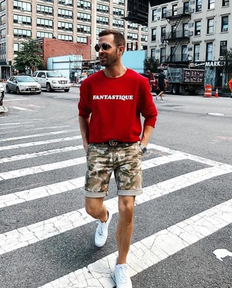 Comment porter un pull bordeaux en été