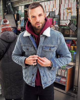 Comment porter un pull bordeaux pour un style decontractés