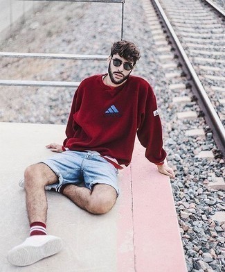 Comment porter un pull bordeaux en été