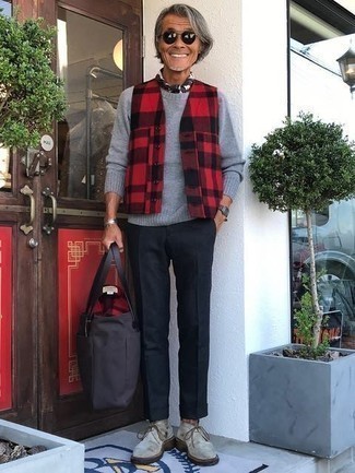 Comment porter un pull bordeaux