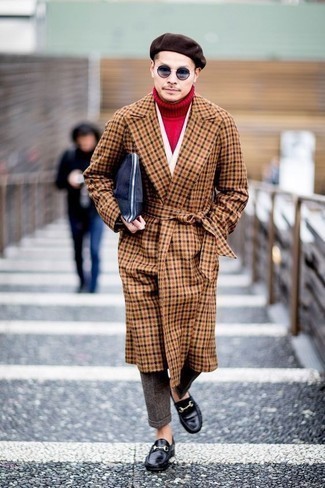 Comment porter un pull bordeaux