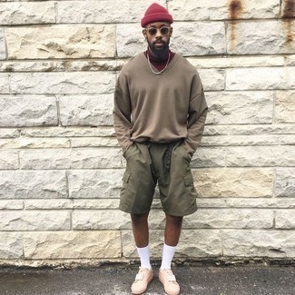 Comment porter un pull bordeaux en été