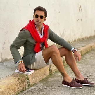 Comment porter un pull bordeaux en été