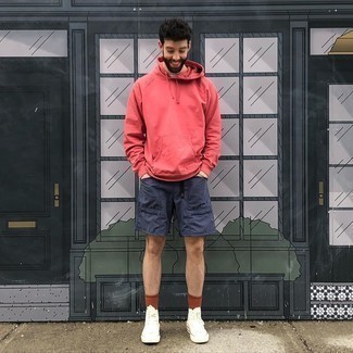 Comment porter un pull bordeaux en été