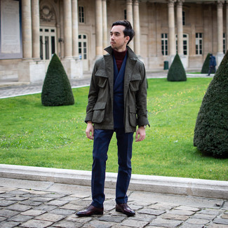 Comment porter un pull bordeaux