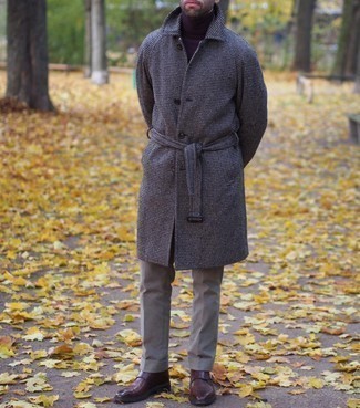 Comment porter un pull bordeaux