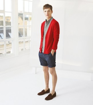 Comment porter un pull bordeaux en été