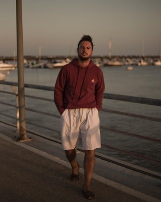 Comment porter un pull bordeaux en été