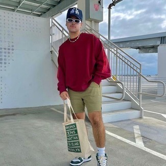 Comment porter un pull bordeaux en été