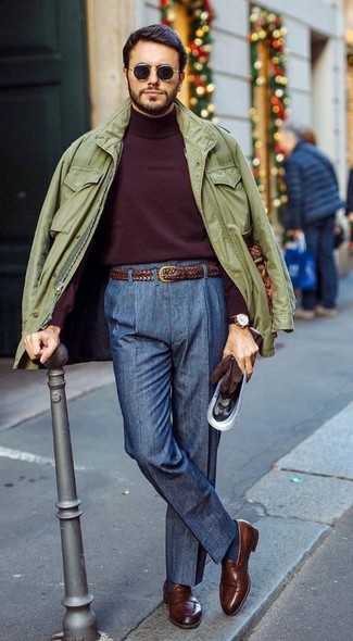 Des slippers à porter avec un pull à col roulé bordeaux