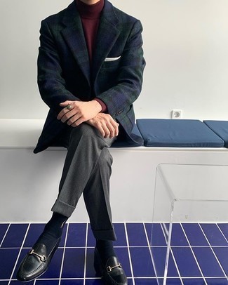 Des slippers à porter avec un pull à col roulé bordeaux