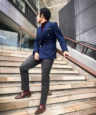 Des slippers à porter avec un pull à col roulé bordeaux