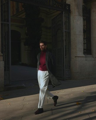 Des slippers à porter avec un pull à col roulé bordeaux
