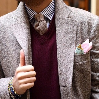 Comment porter un pull à col en v bordeaux