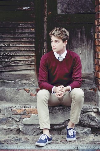Comment porter un pull à col en v bordeaux
