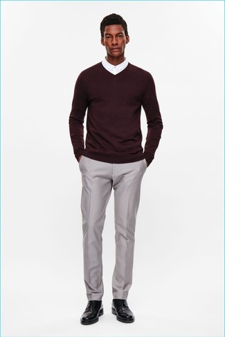 Comment porter un pull à col en v bordeaux