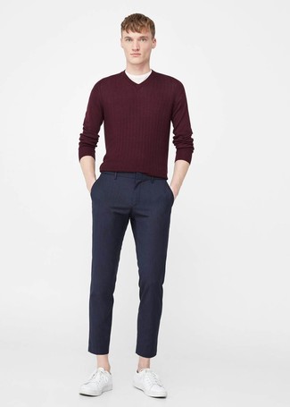 Comment porter un pull à col en v bordeaux