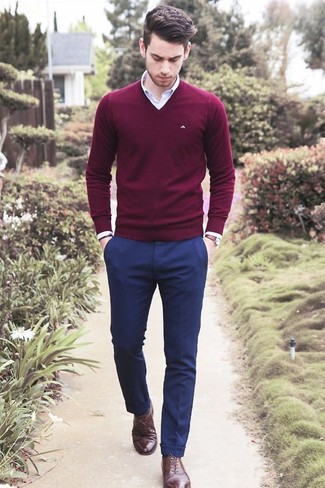 Comment porter un pull à col en v bordeaux