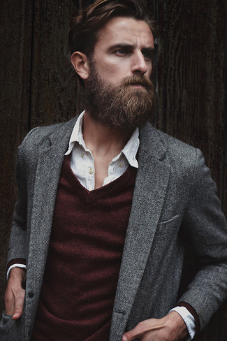 Comment porter un pull à col en v bordeaux