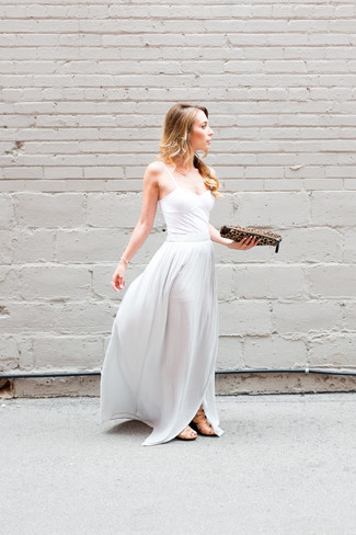 Comment porter une jupe longue en soie grise: Harmonise un bustier blanc avec une jupe longue en soie grise pour un look de tous les jours facile à porter. Une paire de sandales à talons en cuir marron clair est une option avisé pour complèter cette tenue.