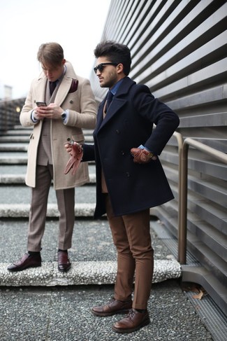Comment porter un blazer en laine beige: Associe un blazer en laine beige avec un pantalon de costume marron pour un look classique et élégant. Une paire de chaussures derby en cuir marron est une option parfait pour complèter cette tenue.
