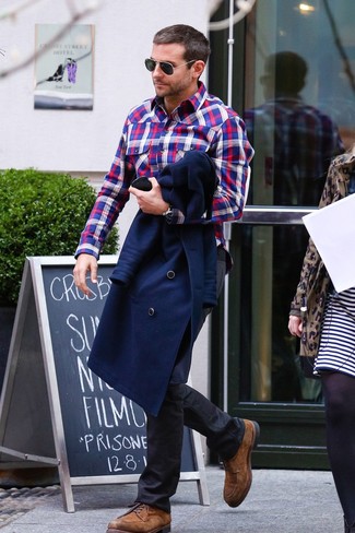 Tenue de Bradley Cooper: Caban bleu marine, Chemise à manches longues écossaise blanc et rouge et bleu marine, Jean noir, Chaussures derby en daim marron