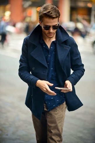 Comment porter un caban bleu marine: Associe un caban bleu marine avec un pantalon chino marron clair pour achever un look habillé mais pas trop.