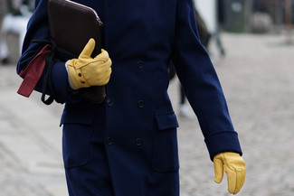 Comment porter des gants en cuir orange: Essaie d'associer un caban bleu marine avec des gants en cuir orange pour un look idéal le week-end.
