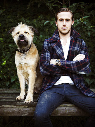 Tenue de Ryan Gosling: Caban écossais bleu marine, T-shirt à col boutonné blanc, Jean bleu marine, Ceinture en cuir marron