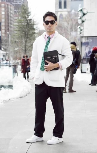 Comment porter une cravate verte pour un style chic decontractés quand il fait froid à 30 ans: Pense à marier un caban blanc avec une cravate verte pour un look pointu et élégant. Jouez la carte décontractée pour les chaussures et opte pour une paire de baskets basses en toile blanches.