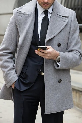 Comment porter une ceinture pour un style elégantes quand il fait froid à 30 ans: Choisis un caban gris et une ceinture pour une tenue idéale le week-end.