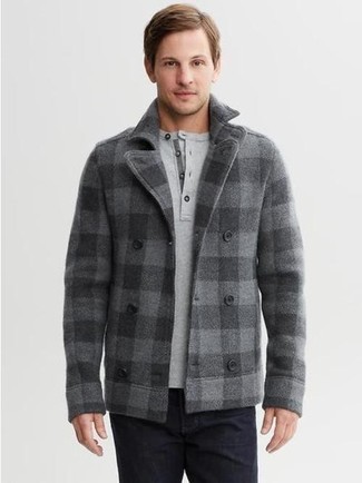 Comment porter un manteau gris pour un style decontractés à 30 ans: Harmonise un manteau gris avec un jean gris foncé pour achever un look habillé mais pas trop.