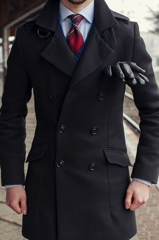 Comment porter une cravate écossaise rouge et bleu marine: Harmonise un caban noir avec une cravate écossaise rouge et bleu marine pour un look classique et élégant.