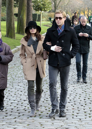 Tenue de Ryan Gosling: Caban noir, Jean gris, Chaussures derby en cuir noires, Écharpe écossaise bleue
