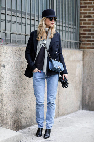 Comment porter un jean skinny bleu clair en hiver: Pense à marier un caban noir avec un jean skinny bleu clair et tu auras l'air d'une vraie poupée. Complète ce look avec une paire de bottines en cuir noires. Ce look d'hiver est un de nos préférés.