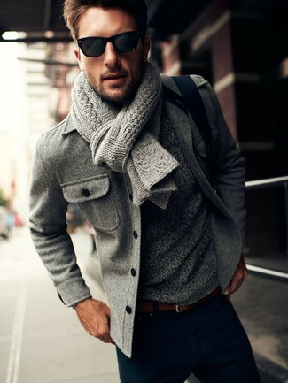 Comment porter une écharpe grise: Pense à opter pour un caban gris et une écharpe grise pour une tenue idéale le week-end.
