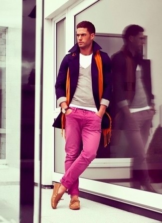 Comment porter un pantalon chino rose quand il fait froid: Harmonise un caban violet avec un pantalon chino rose pour un look idéal au travail. Si tu veux éviter un look trop formel, termine ce look avec une paire de mocassins en daim marron clair.
